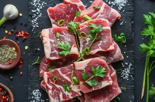 Porc émincé à la sauce soja et au lait de coco, parfumé à la citronnelle et à la coriandre