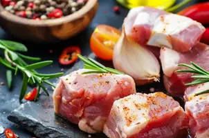 Porc épicé aux oignons et à l'ail sauté