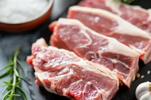 Porc épicé aux saveurs saoudiennes et sa sauce yaourt citronné