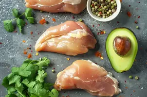 Poulet épicé à la mexicaine avec avocat et lime fraîche