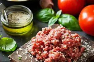Ragoût d'agneau haché aux tomates et basilic frais