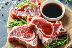 Agneau mariné au miel et gingembre, éclats de sésame et sauce soja