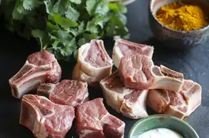 Agneau au yaourt et curry, un délice parfumé à la coriandre