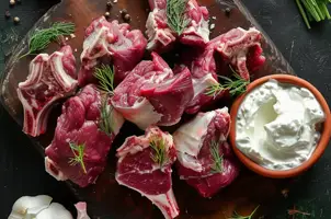 Agneau aux betteraves et crème fraîche, parfumé à l'aneth et à l'ail
