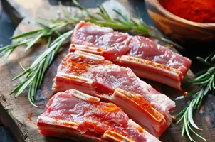 Agneau tendre au miel et paprika, enrobé de sauce barbecue