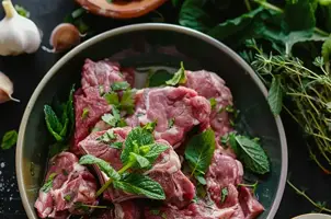 Agneau épicé au cumin et yaourt, parfumé à l'ail et à la menthe