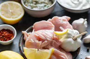 Dinde marinée au yaourt et épices citronnées
