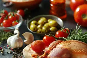 Dinde aux épices tunisiennes et couscous aux olives vertes et tomates