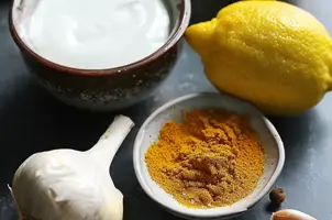 Dinde marinée au yaourt et garam masala, parfumée à l'ail et au citron