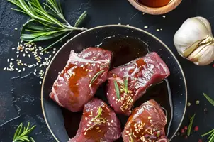 Canard laqué au miel et à la sauce soja, parfumé à l'ail et au sésame