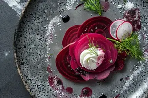 Canard aux betteraves et crème fraîche, une harmonie d'aneth et de vinaigre balsamique