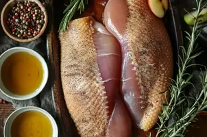 Canard rôti au miel et moutarde, pommes fondantes et romarin parfumé