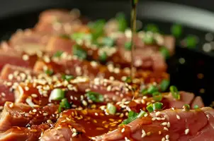Canard laqué au miel et gingembre, éclats de sésame