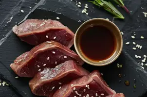 Canard laqué au miel et gingembre, éclats de sésame
