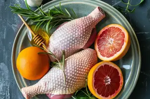 Canard rôti à l'orange et au miel, parfumé à l'ail et au cumin