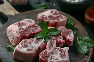Cerf mariné au yaourt et aux épices, parfumé à la menthe fraîche