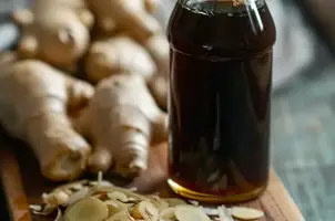 Cerf mariné au miel et à la sauce soja, parfumé au gingembre et à l'ail