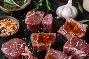 Cerf mariné au miel et à la sauce soja, parfumé à l'ail et au sésame