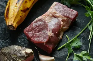 Un festin sauvage : cerf aux épices et banane plantain rôtie