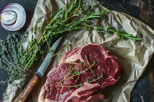 Cerf mijoté à la bière brune et aux oignons parfumés au thym