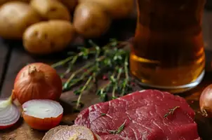 Cerf mijoté aux pommes de terre et à la bière brune
