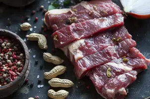 Délice de cerf aux arachides, oignons et piment citronné