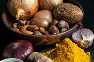 Délice de cerf à la grenade, noix et oignon parfumé au curcuma