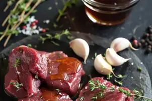 Délice de cerf au miel et thym, sauce Worcestershire et ail