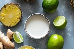 Délice exotique de cerf à l'ananas et lait de coco, parfumé au gingembre et citron vert