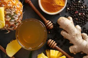 Délice de cerf à l'ananas, piment de la Jamaïque et miel au gingembre