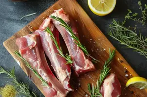 Lapin tendre au yaourt grec, ail et citron parfumé au cumin