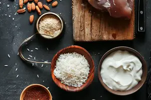 Lapin gourmand aux épices baharat, riz basmati et yaourt grec parsemé d'amandes effilées