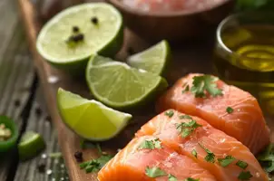Saumon mariné au citron vert, coriandre et ail, grillé à l'huile d'olive