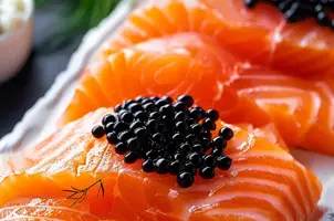 Délice de saumon à l'aneth, crème fraîche et caviar au citron