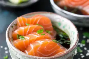Saumon laqué au miel et gingembre, sauce soja et citron vert