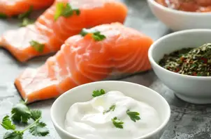 Saumon mariné au yaourt et garam masala, parfumé au citron vert et coriandre fraîche