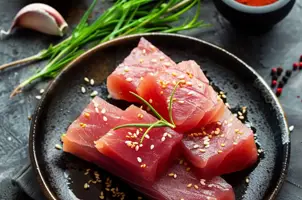 Délice de thon mariné à la sauce soja et sésame