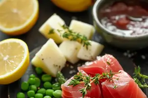 Délice de thon aux pommes de terre, petits pois et sauce tartare au citron