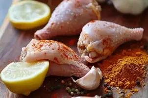Poulet mariné au yaourt et épices garam masala, un voyage de saveurs citronnées