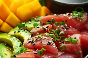 Délice de thon à la sauce soja, avocat et mangue aux graines de sésame