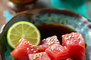 Thon mariné à la sauce soja, miel et gingembre avec une touche de citron vert