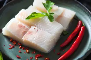 Délice de morue au lait de coco, citronnelle et piment rouge, parfumé à la coriandre