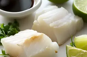 Morue à la sauce soja, gingembre frais et citron vert, parfumée à la coriandre