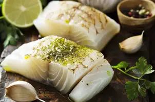 Morue à la coriandre et au citron vert, parfumée à l'ail et à l'huile d'olive