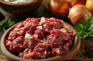 Délice de pita au bœuf haché et yaourt épicé