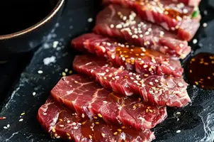 Bœuf sauté au sésame et à la sauce soja