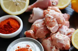 Poulet mariné au yaourt et paprika, éclats d'ail et zeste de citron
