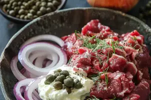 Bœuf haché crémeux aux câpres et aneth