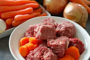 Boeuf haché aux légumes rôtis et son bouillon savoureux