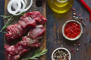 Bœuf épicé aux oignons et à l'ail ensoleillé